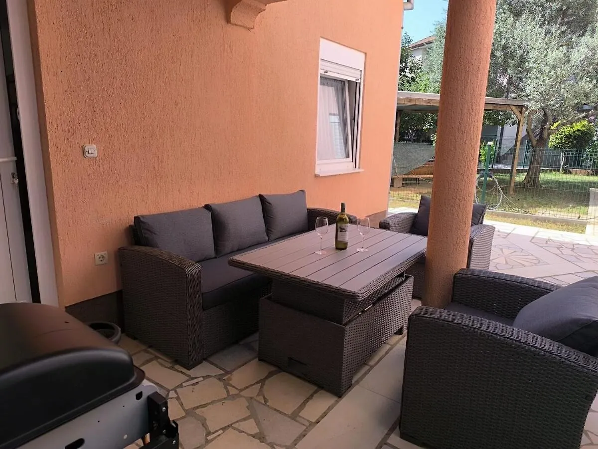 Small House Apartment Near The Beach Valbandon
